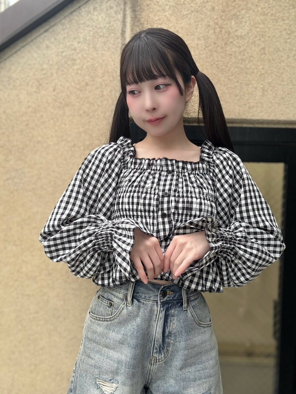 ブラック系のシャツ/ブラウス、ブルー系のデニムパンツを着用したレディースの春コーディネートの6枚目の写真