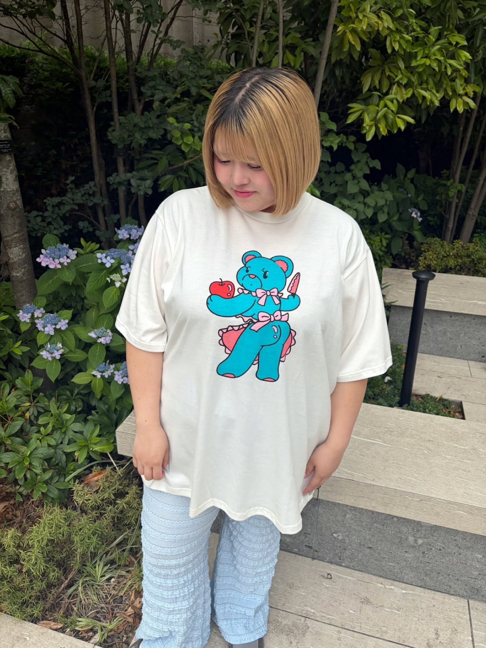 ブルー系のその他パンツ、ホワイト系のTシャツ/カットソーを着用したレディースの春コーディネートの5枚目の写真