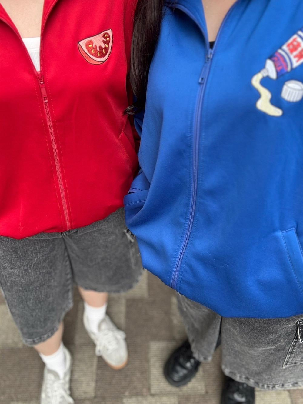 ブルー系のジャージ、ブラック系のデニムパンツ、レッド系のジャージを着用したレディースの夏コーディネートの2枚目の写真