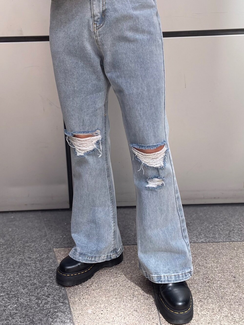 ブラック系のタンクトップ、ブルー系のデニムパンツを着用したレディースの夏コーディネートの3枚目の写真