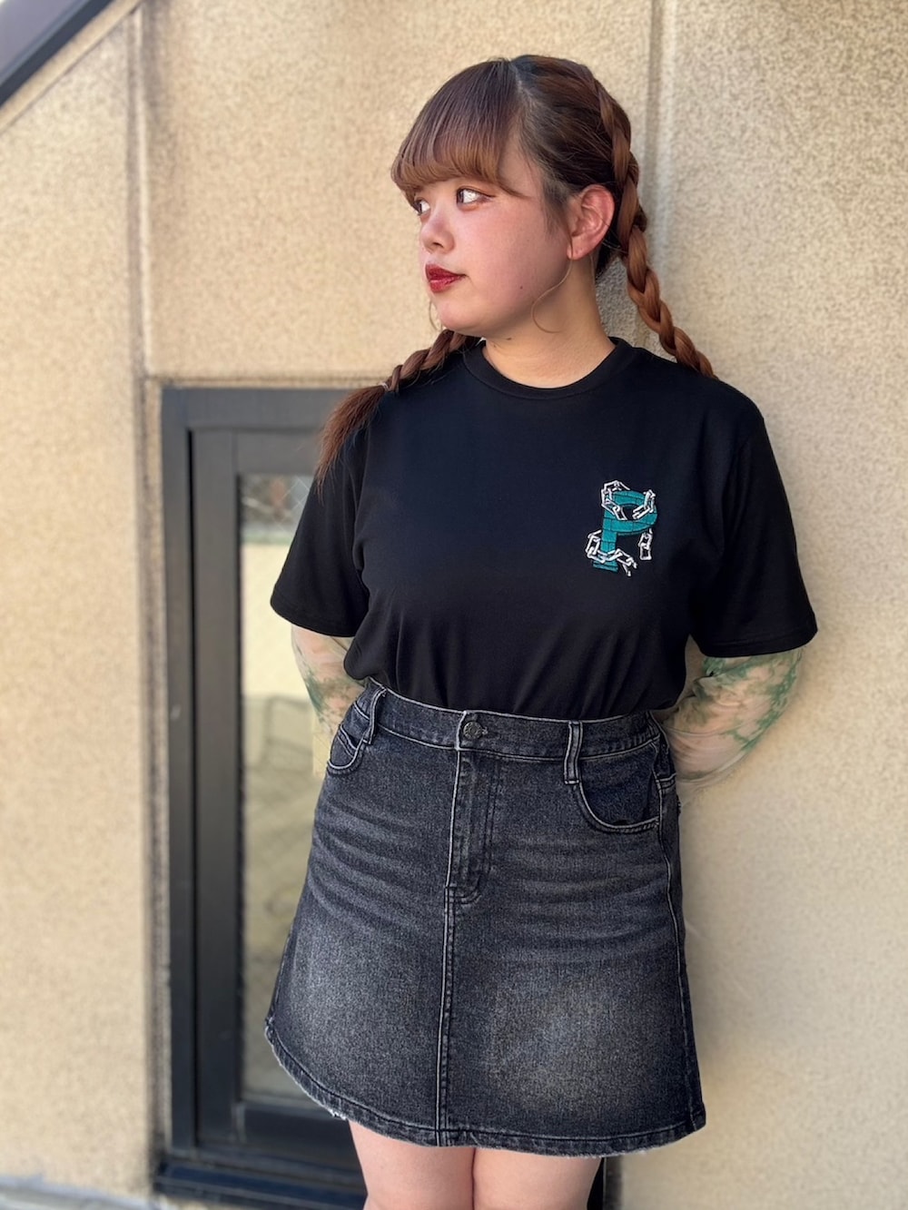 ブラック系のTシャツ/カットソー、グリーン系のTシャツ/カットソー、ブラック系のデニムスカートを着用したレディースの夏コーディネートの2枚目の写真