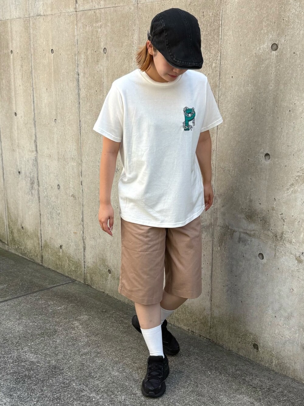 ベージュ系のその他パンツ、ホワイト系のTシャツ/カットソーを着用したレディースの秋コーディネートの3枚目の写真