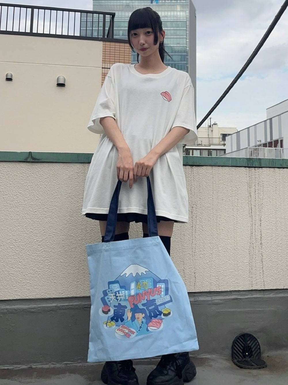 ホワイト系のTシャツ/カットソー、ブラック系のスカートを着用したレディースの秋コーディネートの2枚目の写真