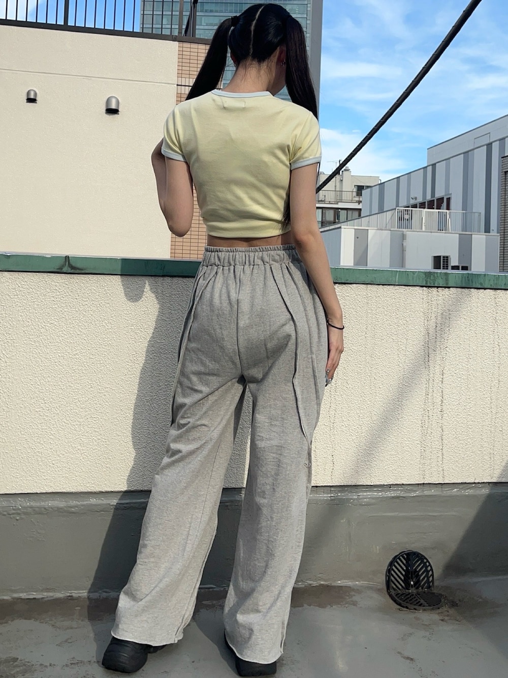 グレー系のスウェットパンツ、イエロー系のTシャツ/カットソーを着用したレディースの夏コーディネートの4枚目の写真