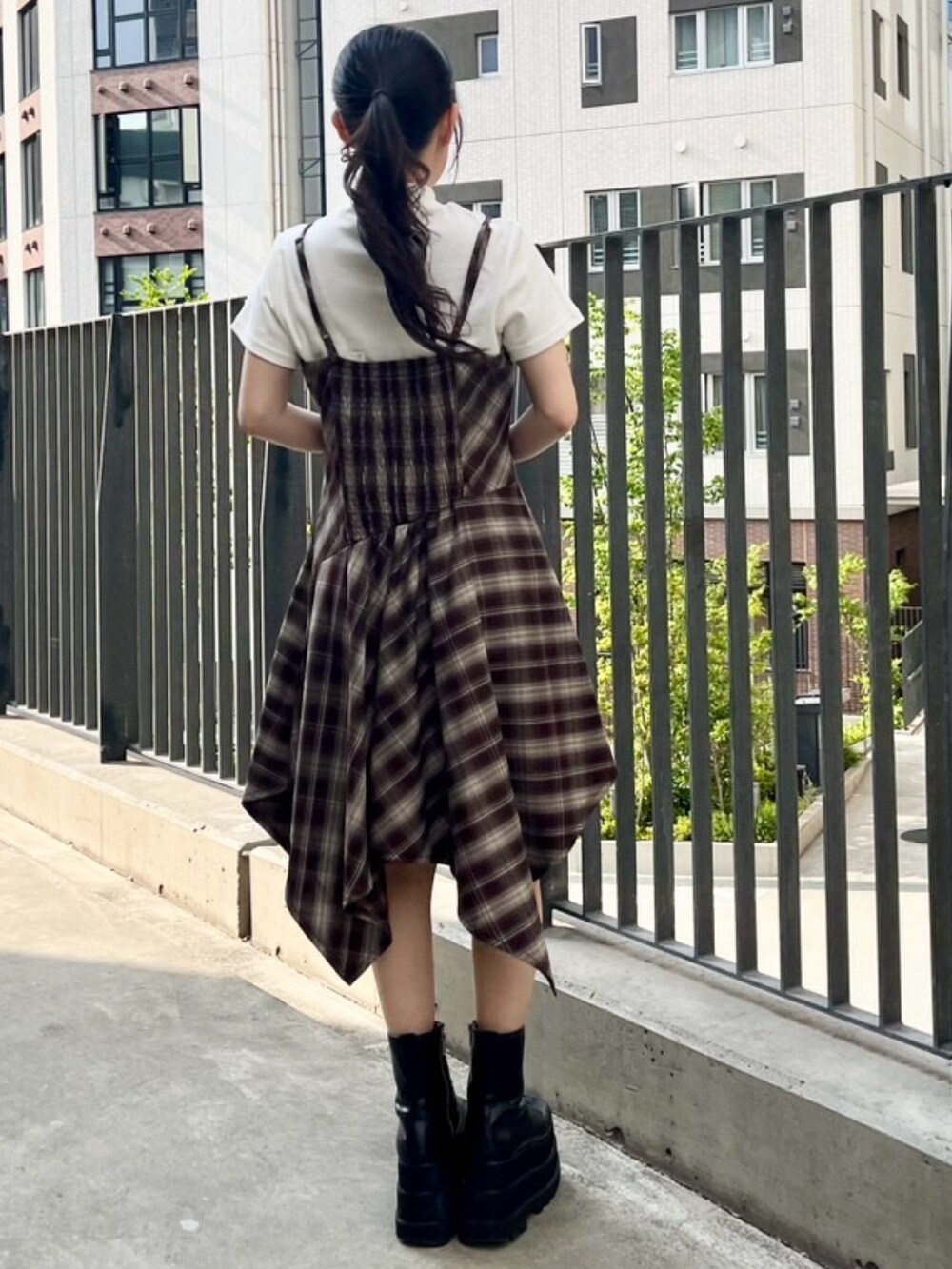 ブラウン系のワンピース、ホワイト系のTシャツ/カットソーを着用したレディースの春コーディネートの5枚目の写真