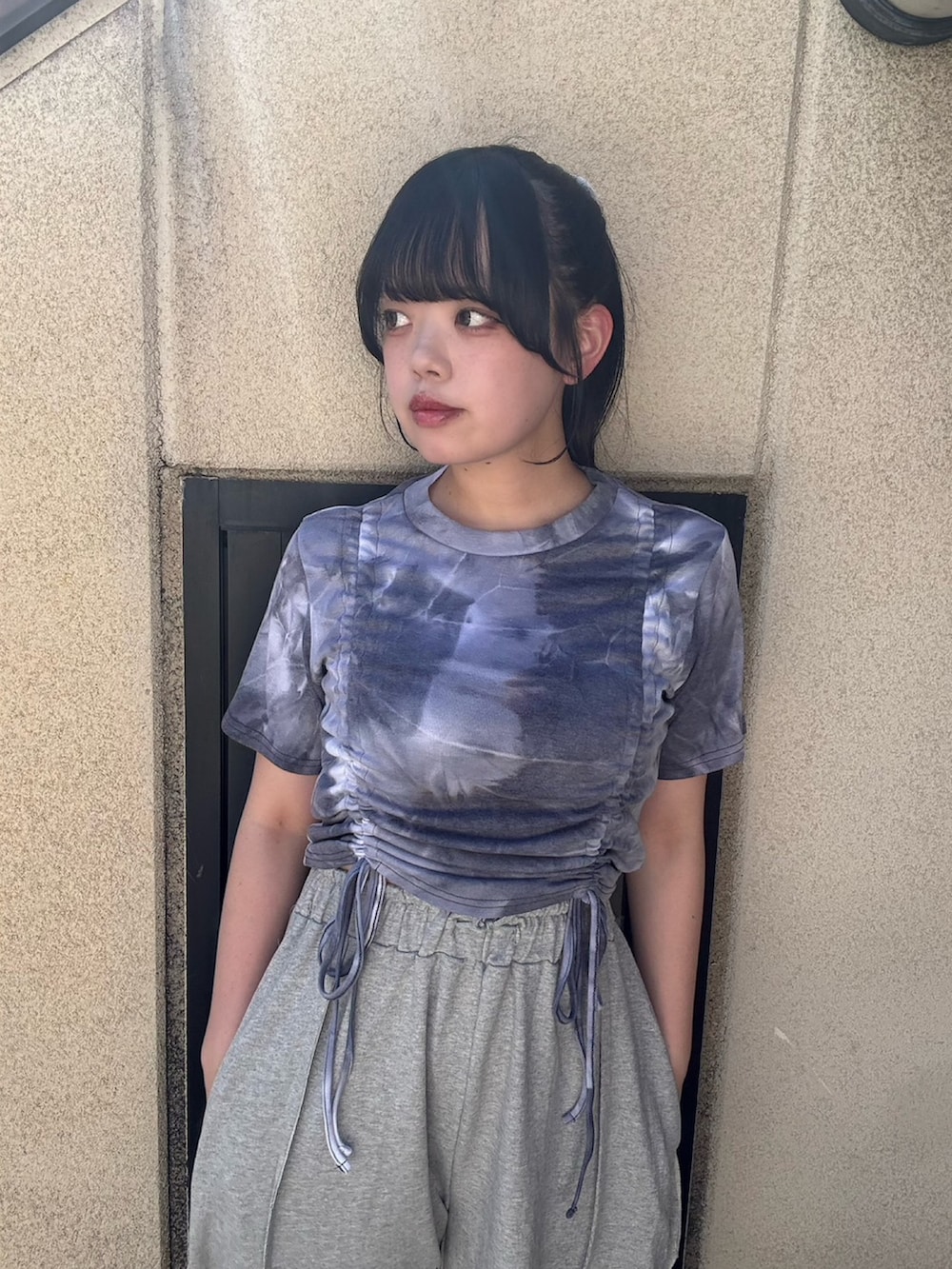 グレー系のスウェットパンツ、パープル系のTシャツ/カットソーを着用したレディースの夏コーディネートの6枚目の写真