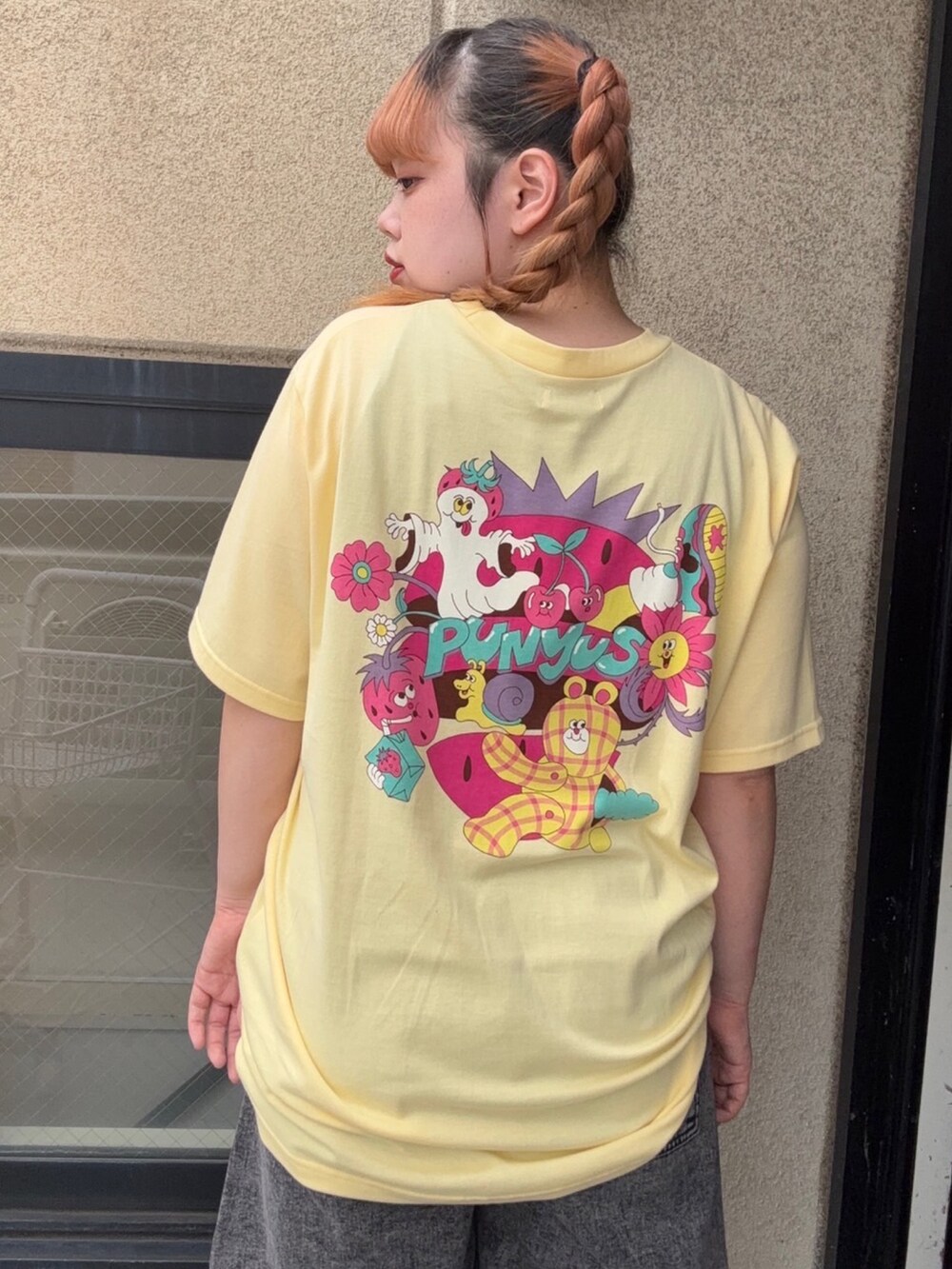 ブラック系のデニムパンツ、イエロー系のTシャツ/カットソーを着用したレディースの夏コーディネートの3枚目の写真