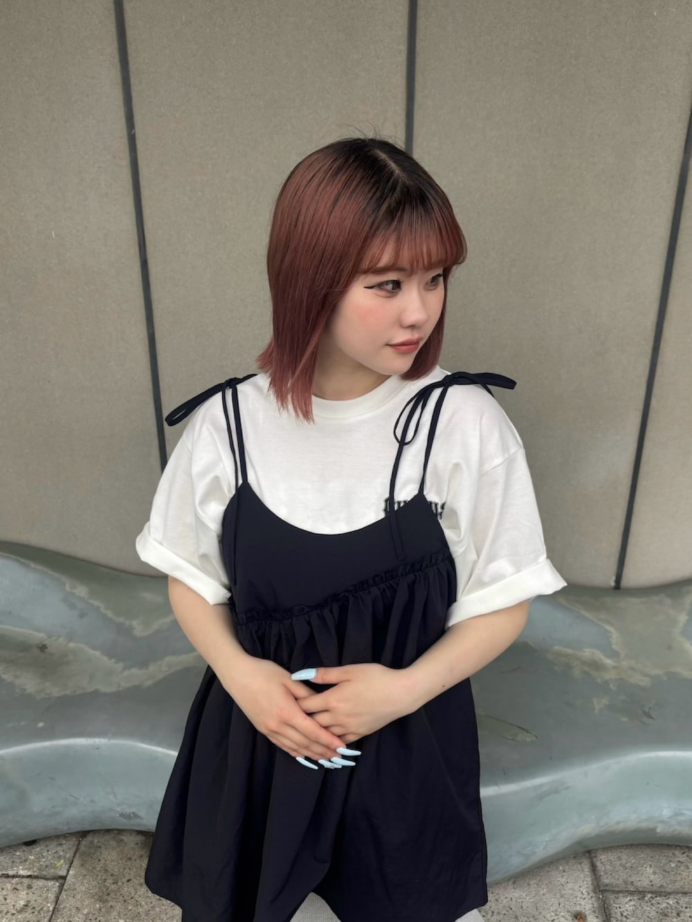 グレー系のその他パンツ、ブラック系のワンピース、ホワイト系のTシャツ/カットソーを着用したレディースの春コーディネートの4枚目の写真