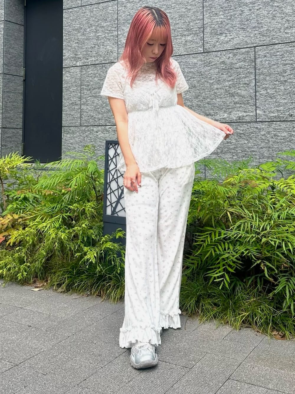 ホワイト系のその他パンツ、ホワイト系のチュニック、ホワイト系のTシャツ/カットソーを着用したレディースの夏コーディネートの3枚目の写真