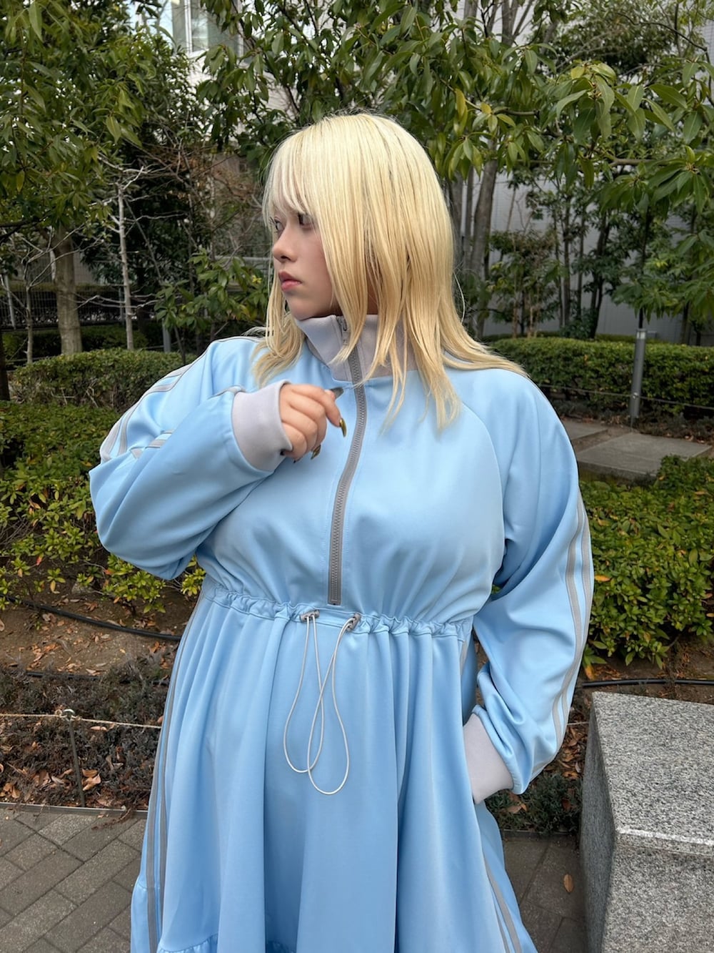 ブルー系のワンピースを着用したレディースの冬コーディネートの4枚目の写真