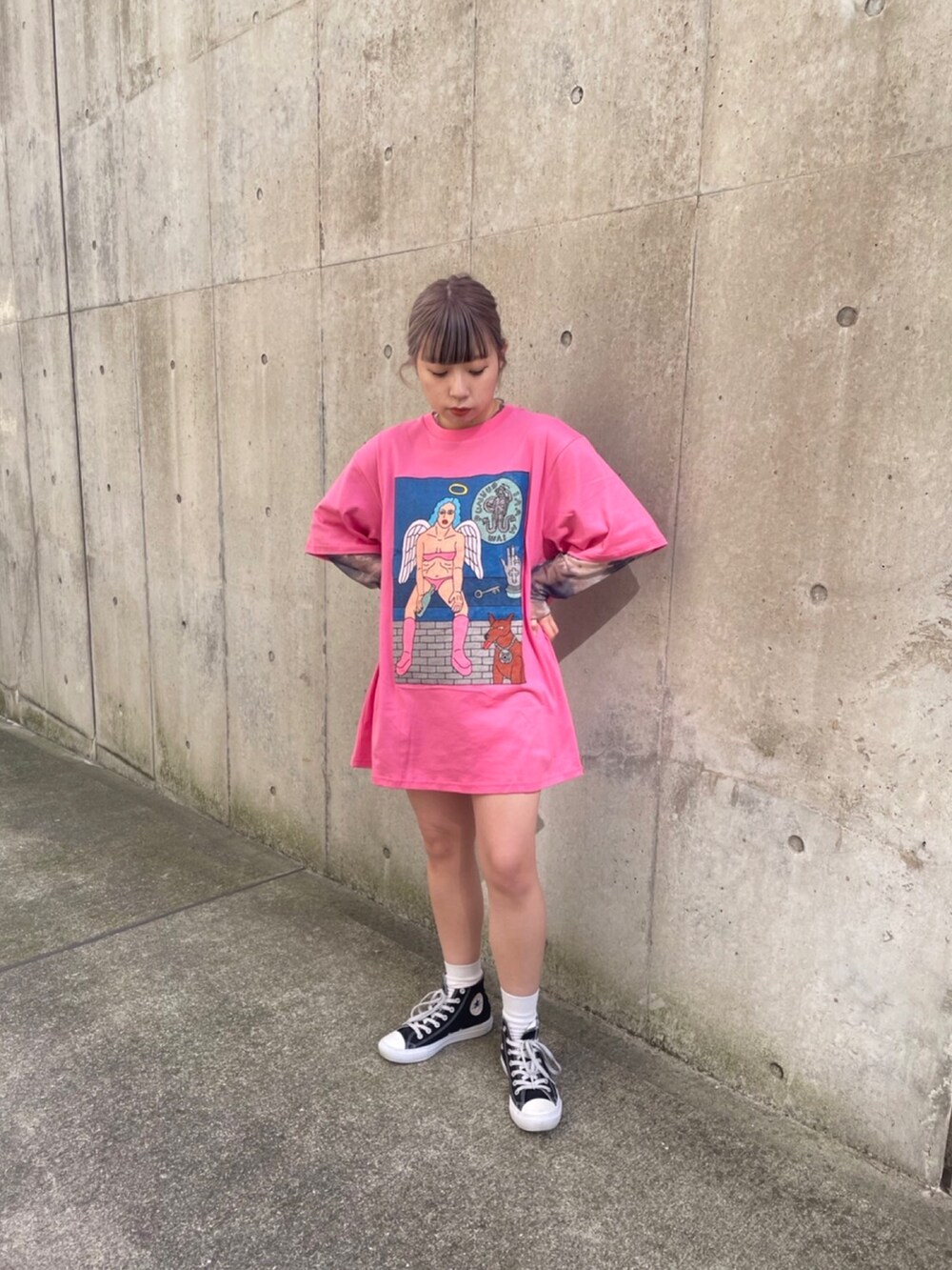 ピンク系のTシャツ/カットソー、ブラウン系のTシャツ/カットソーを着用したレディースの春コーディネートの2枚目の写真