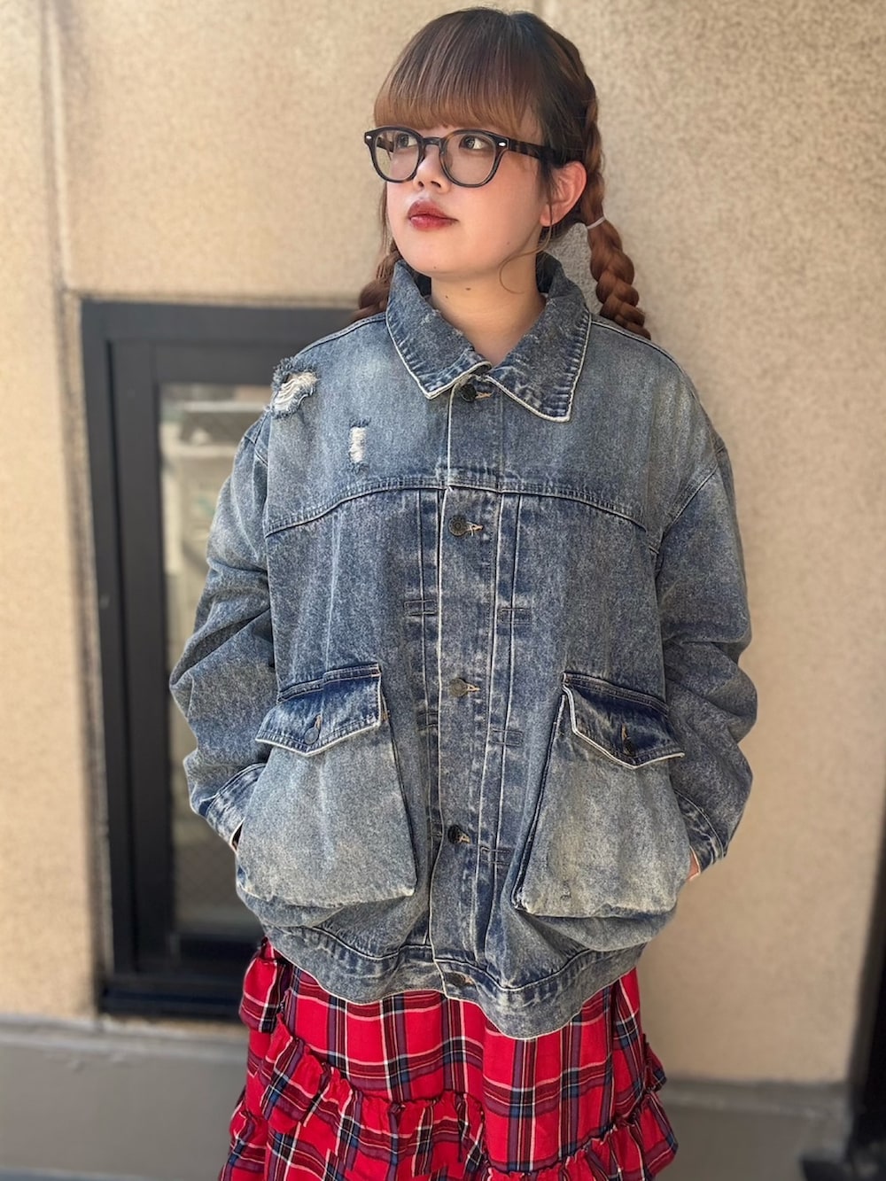 レッド系のスカート、ブルー系のデニムジャケット、ホワイト系のTシャツ/カットソーを着用したレディースの秋コーディネートの4枚目の写真