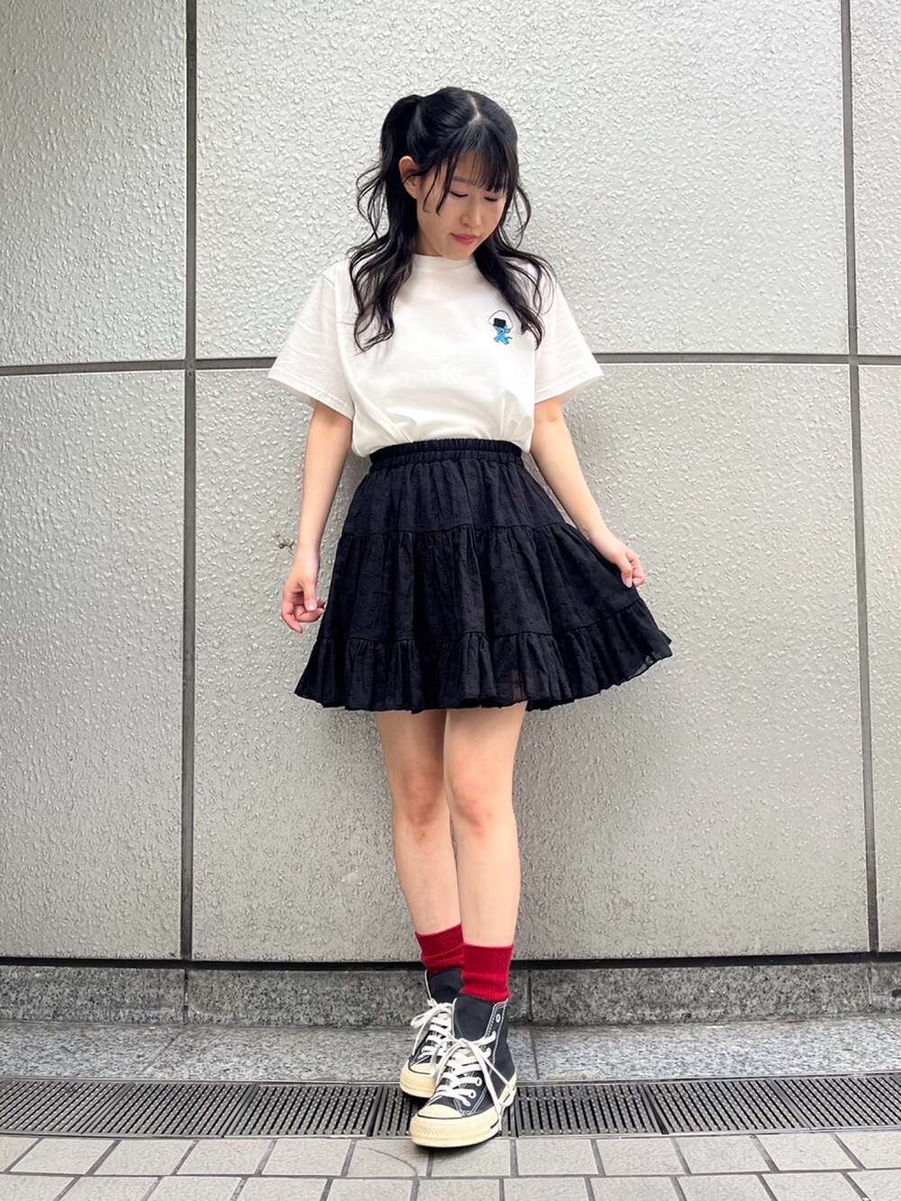 ホワイト系のTシャツ/カットソー、ブラック系のスカートを着用したレディースの春コーディネートの3枚目の写真