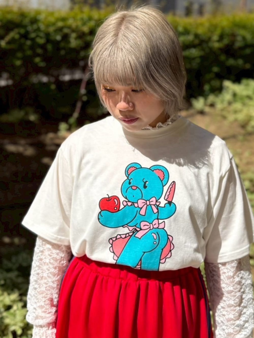 レッド系のスカート、ホワイト系のTシャツ/カットソー、ホワイト系のTシャツ/カットソーを着用したレディースの夏コーディネートの5枚目の写真