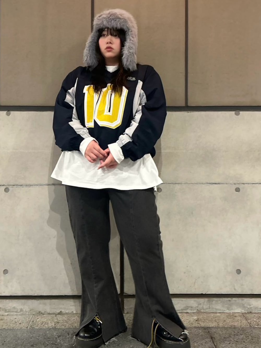 ブラック系のデニムパンツ、ブルー系のTシャツ/カットソー、グレー系のキャップを着用したレディースの春コーディネートの2枚目の写真