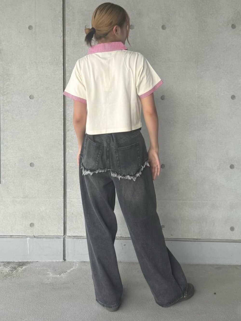 ブラック系のデニムパンツ、ホワイト系のTシャツ/カットソーを着用したレディースの夏コーディネートの5枚目の写真