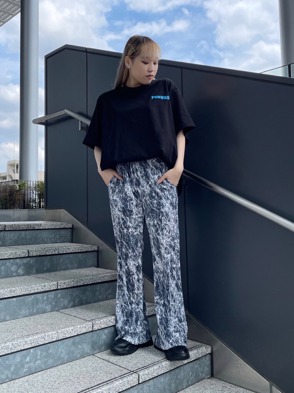 ブラック系のTシャツ/カットソー、ブラック系のその他パンツを着用したレディースの春コーディネートの2枚目の写真