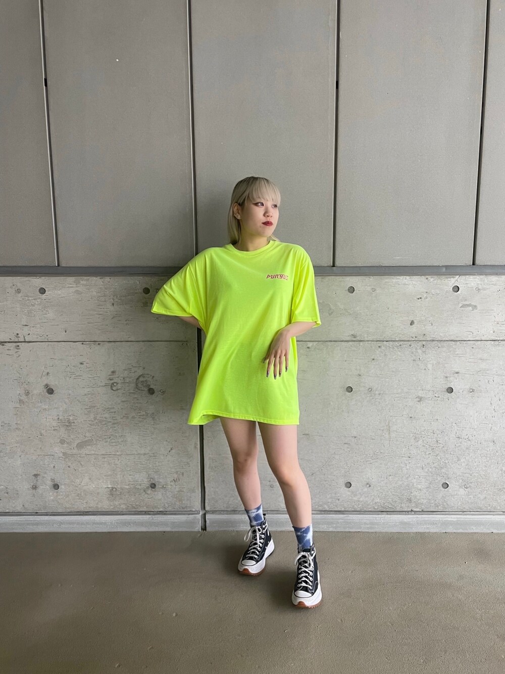 イエロー系のTシャツ/カットソーを着用したレディースの春コーディネートの5枚目の写真