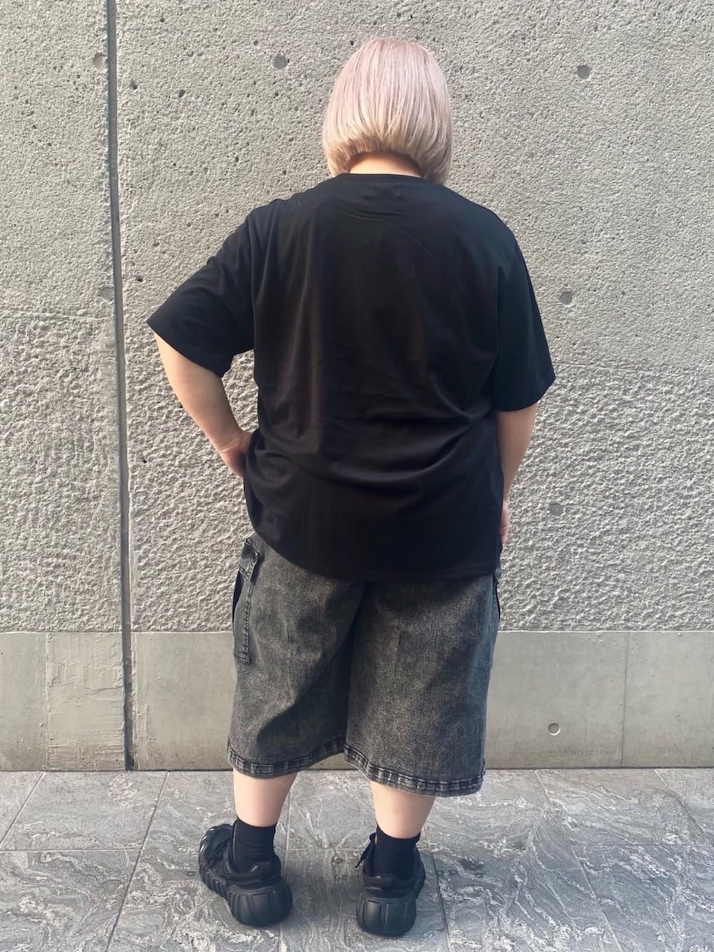 ブラック系のTシャツ/カットソー、ブラック系のデニムパンツを着用したレディースの秋コーディネートの4枚目の写真