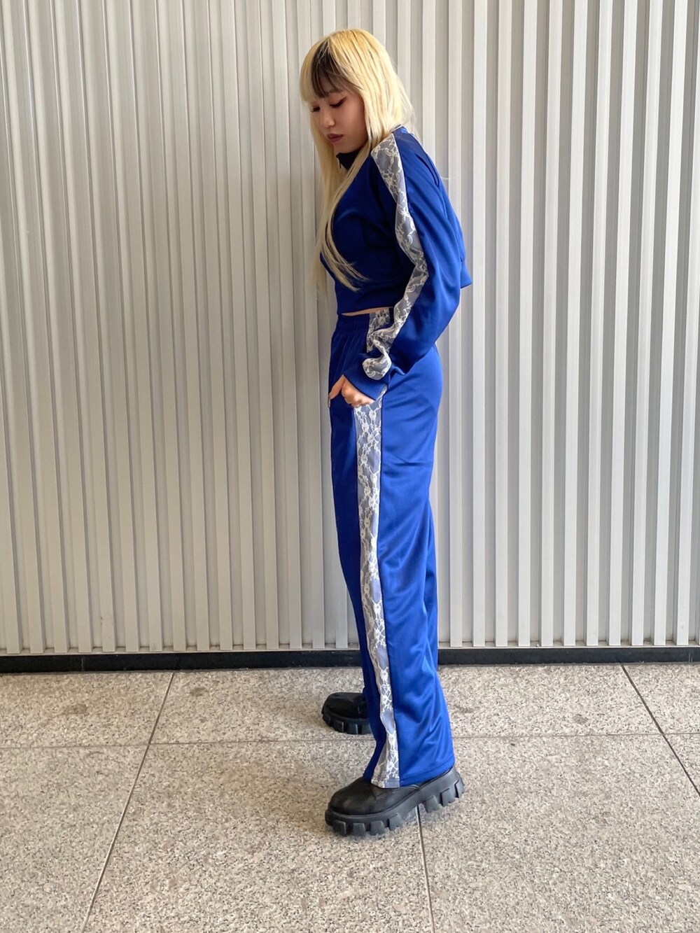 ブルー系のジャージ、ブルー系のその他パンツを着用したレディースの夏コーディネートの3枚目の写真