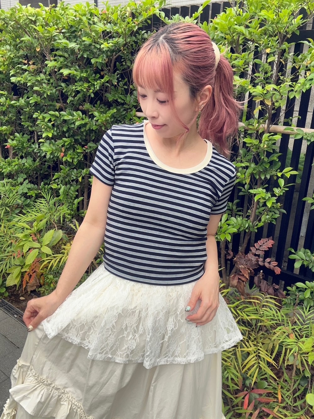 ホワイト系のスカート、ブルー系のTシャツ/カットソーを着用したレディースの夏コーディネートの7枚目の写真