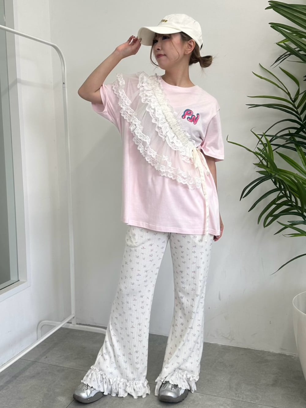 ピンク系のTシャツ/カットソー、ホワイト系のスカート、ホワイト系のその他パンツを着用したレディースの夏コーディネートの3枚目の写真