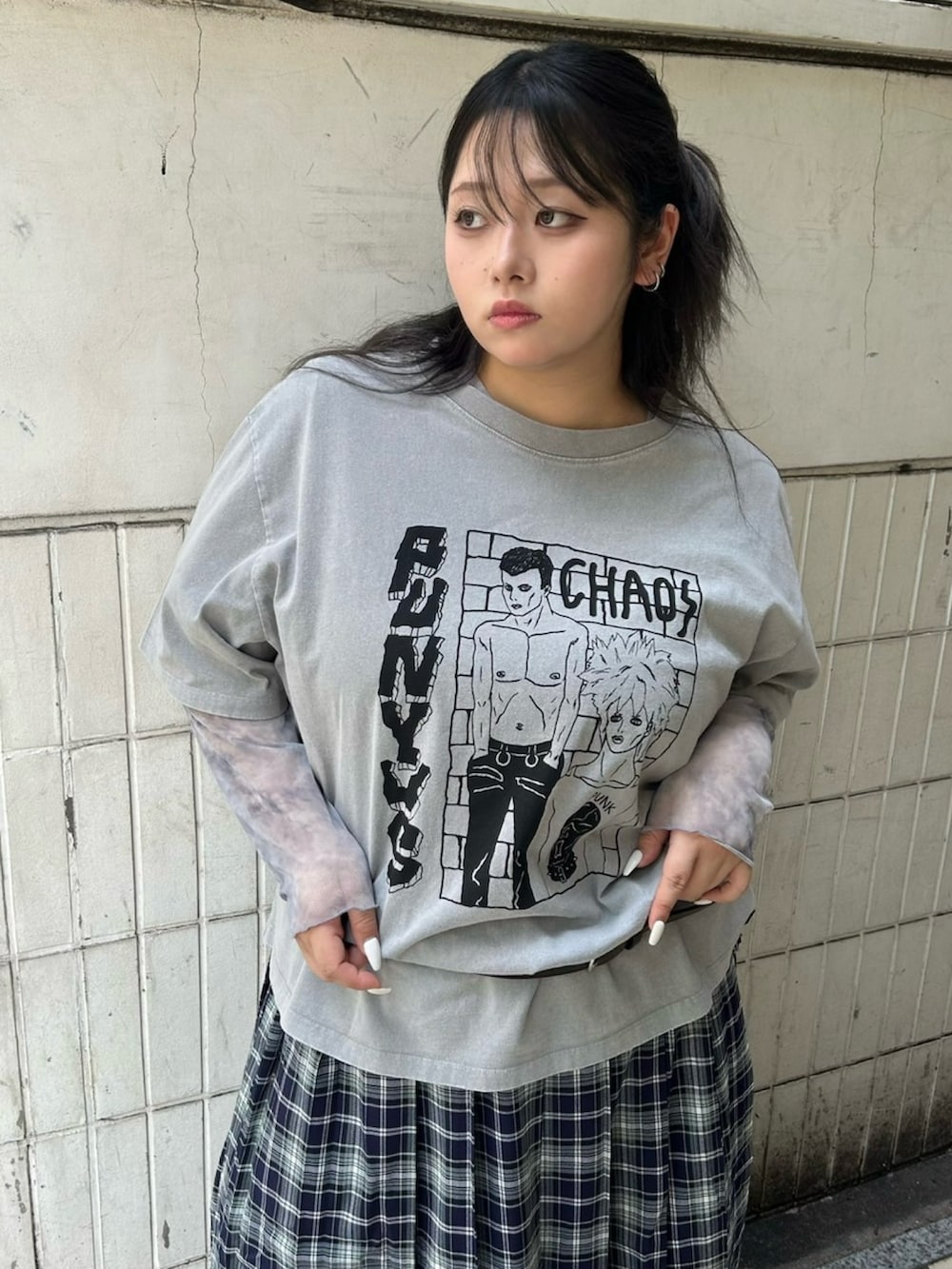 グレー系のTシャツ/カットソー、グレー系のTシャツ/カットソー、ブルー系のスカートを着用したレディースの夏コーディネートの3枚目の写真