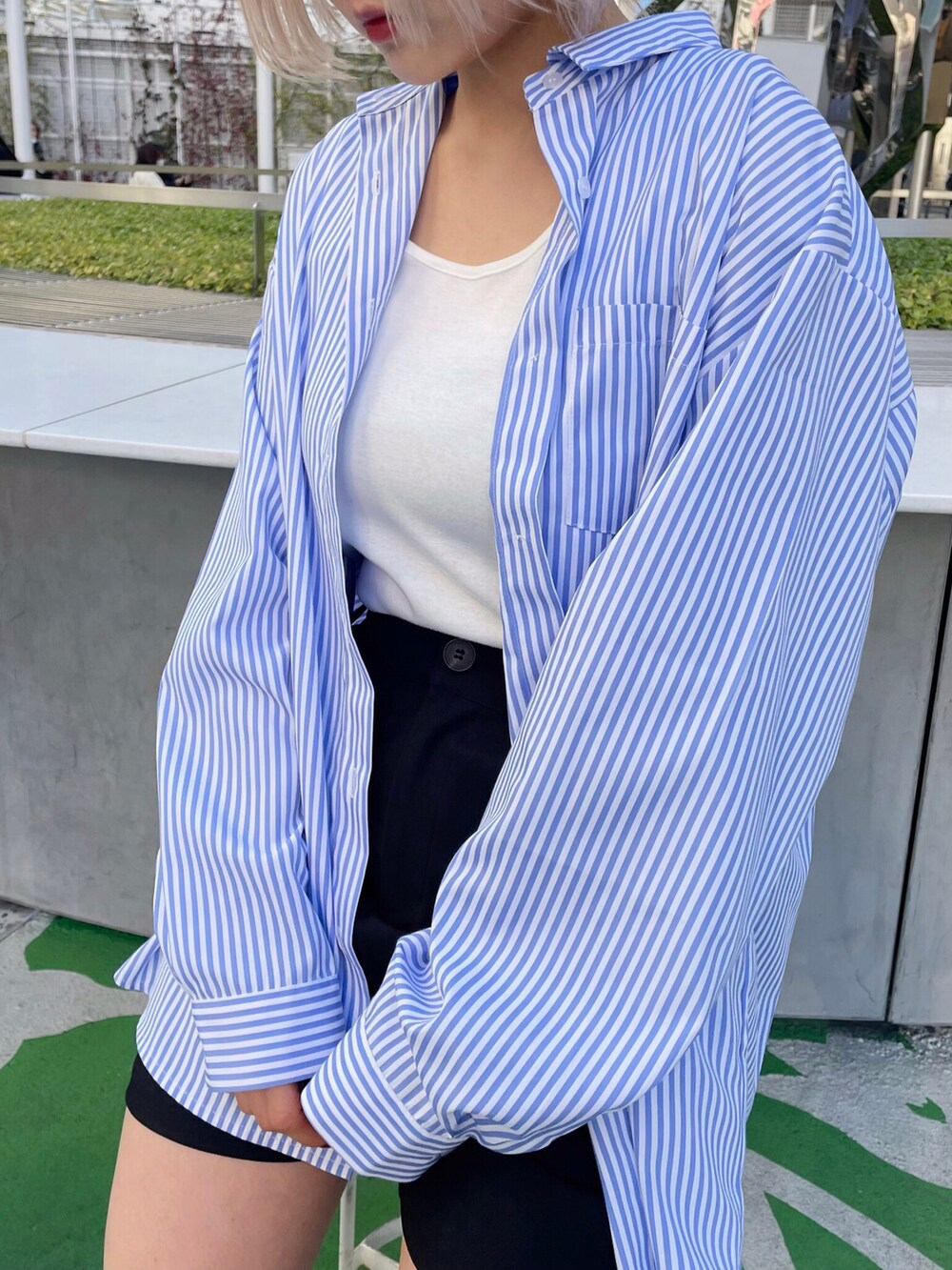 ホワイト系のタンクトップ、ブルー系のシャツ/ブラウス、ブラック系のその他パンツを着用したレディースの冬コーディネートの3枚目の写真