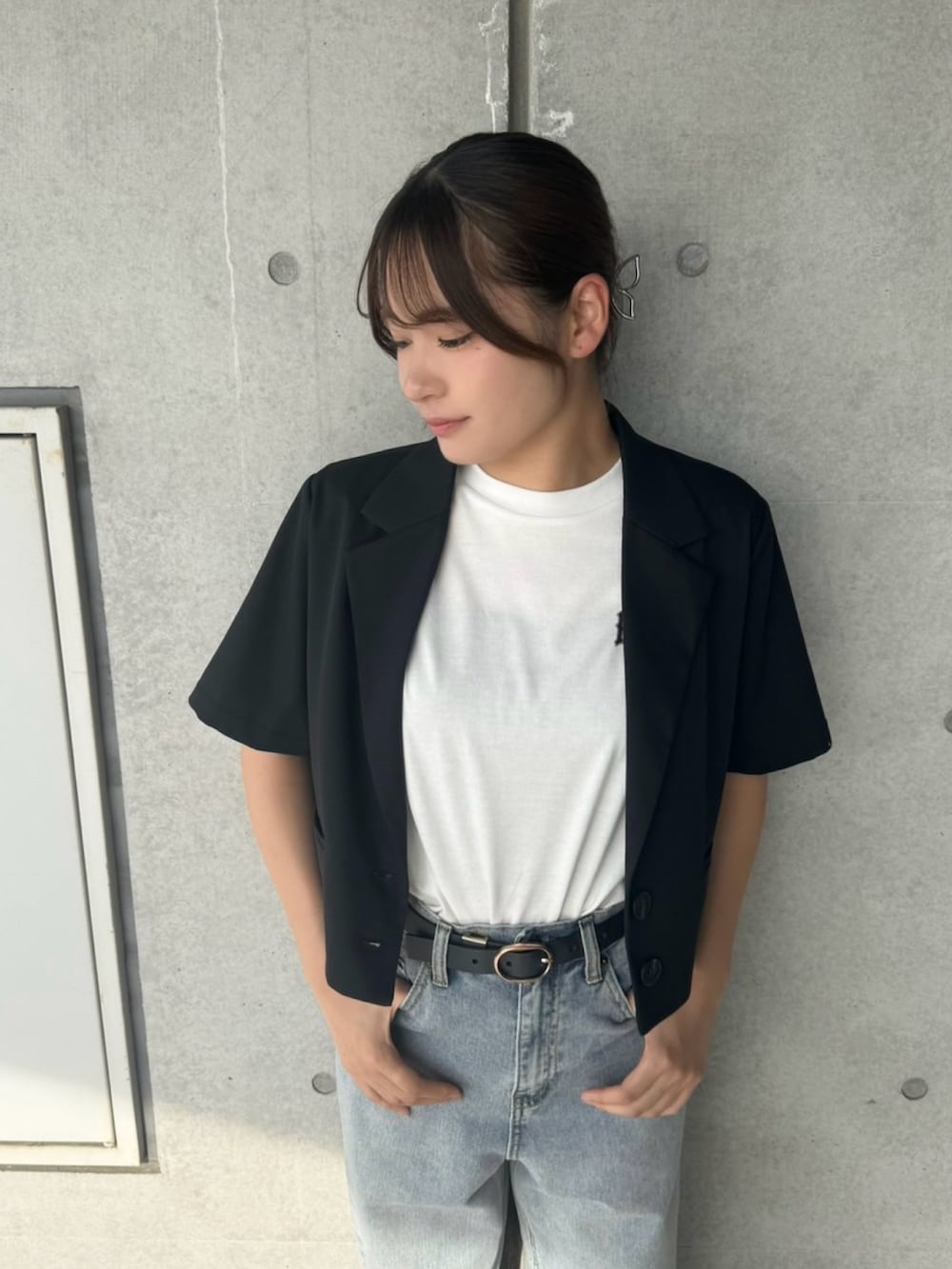ブルー系のデニムパンツ、グレー系のテーラードジャケットを着用したレディースの夏コーディネートの5枚目の写真