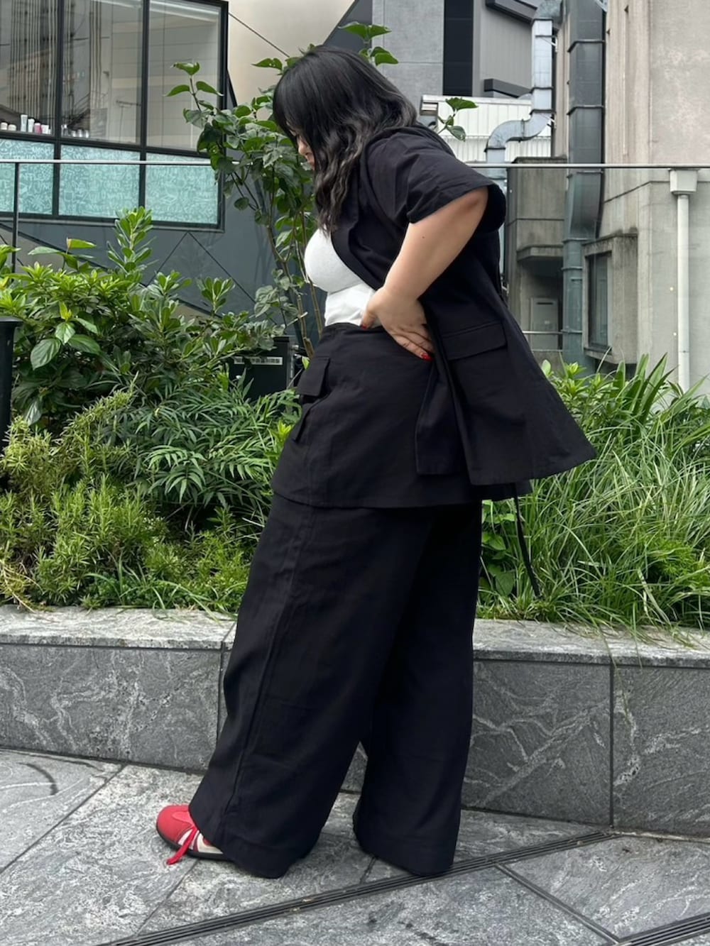 ブラック系のその他パンツ、ホワイト系のタンクトップ、ブラック系のテーラードジャケットを着用したレディースの夏コーディネートの4枚目の写真