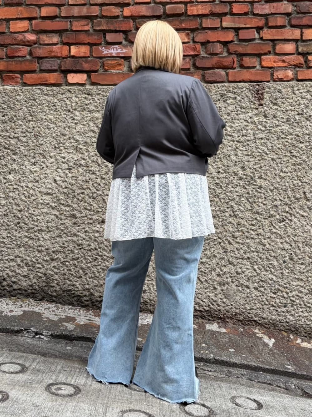 ブルー系のデニムパンツ、ホワイト系のTシャツ/カットソー、グレー系のテーラードジャケットを着用したレディースの春コーディネートの4枚目の写真