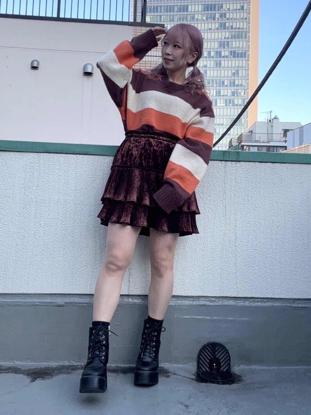 ブラウン系のニット/セーター、ブラウン系のスカートを着用したレディースの冬コーディネートの3枚目の写真