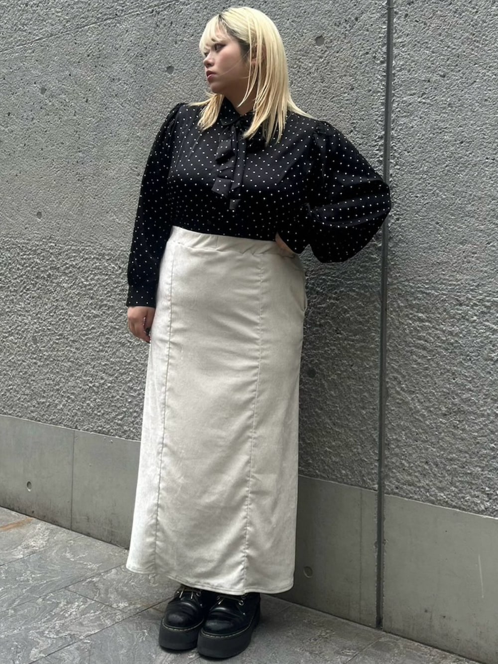 ホワイト系のスカート、ブラック系のシャツ/ブラウスを着用したレディースの冬コーディネートの4枚目の写真