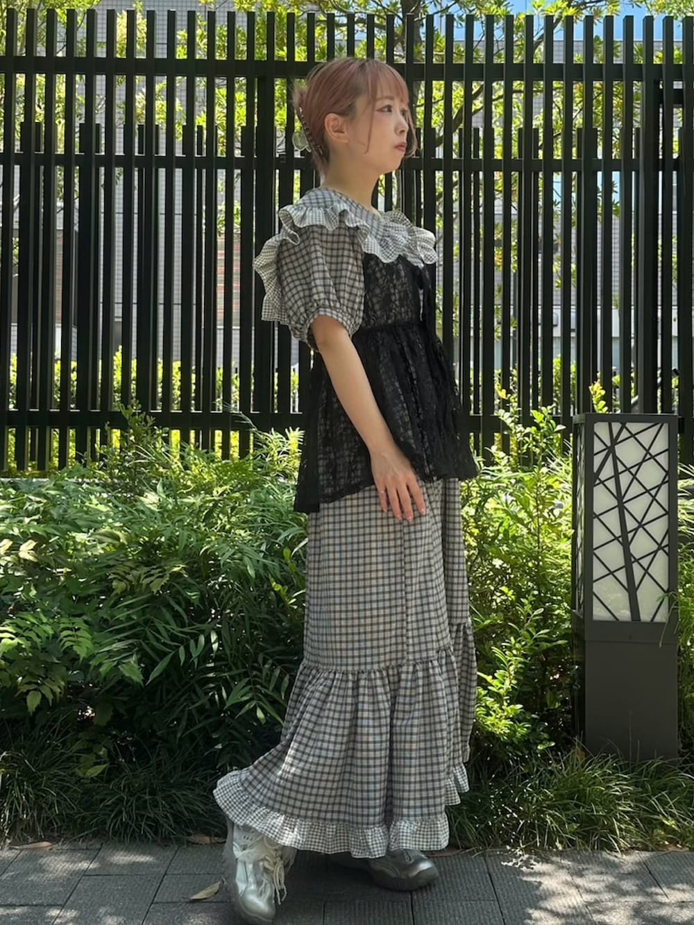 ブラック系のワンピース、ブラック系のチュニックを着用したレディースの夏コーディネートの3枚目の写真