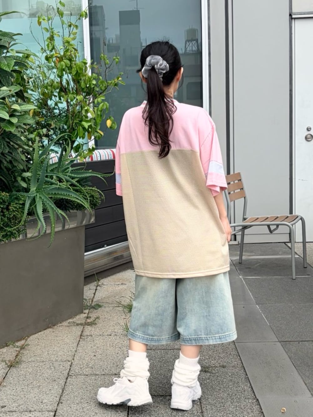 ピンク系のTシャツ/カットソー、ブルー系のデニムパンツを着用したレディースの夏コーディネートの5枚目の写真