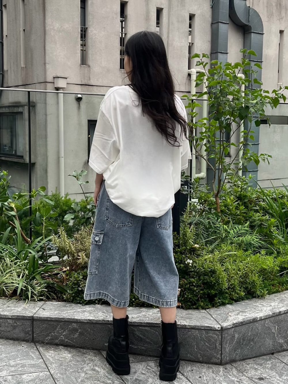 ブルー系のデニムパンツ、ホワイト系のTシャツ/カットソー、ブラック系のベルトを着用したレディースの夏コーディネートの5枚目の写真
