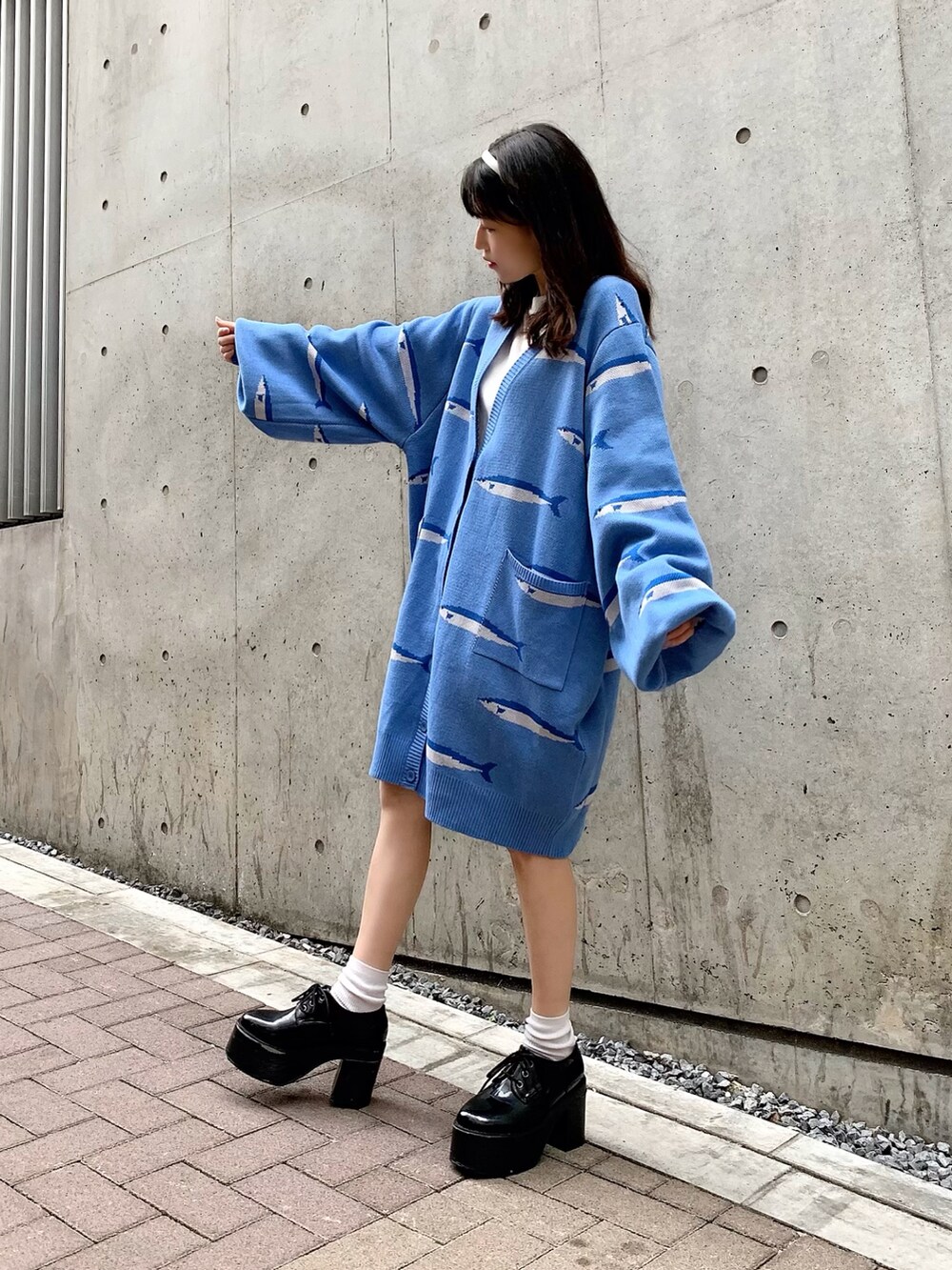 ブルー系のカーディガン/ボレロ、ホワイト系のTシャツ/カットソーを着用したレディースの秋コーディネートの2枚目の写真