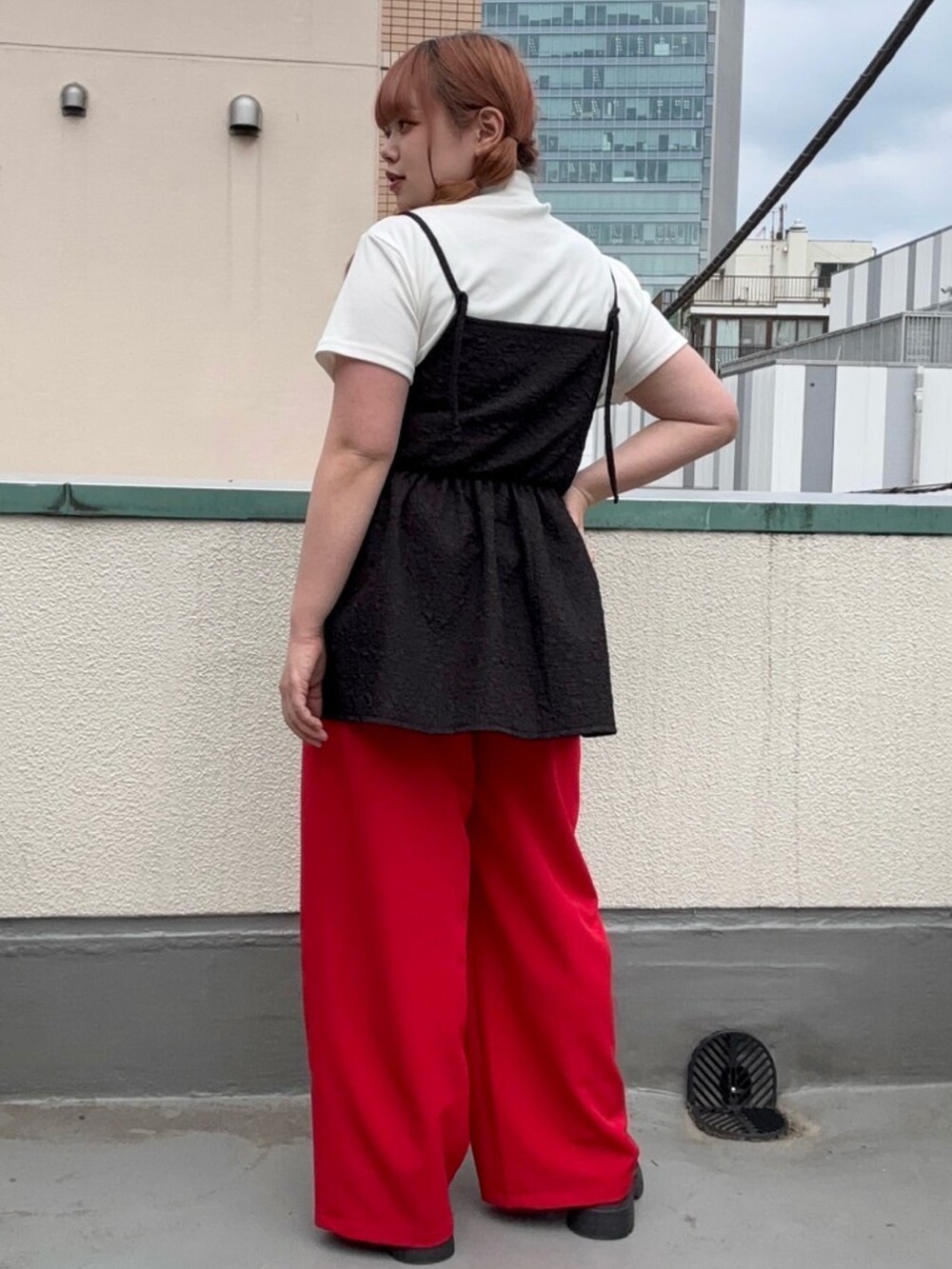 レッド系のその他パンツ、ブラック系のキャミソール、ホワイト系のTシャツ/カットソーを着用したレディースの春コーディネートの3枚目の写真