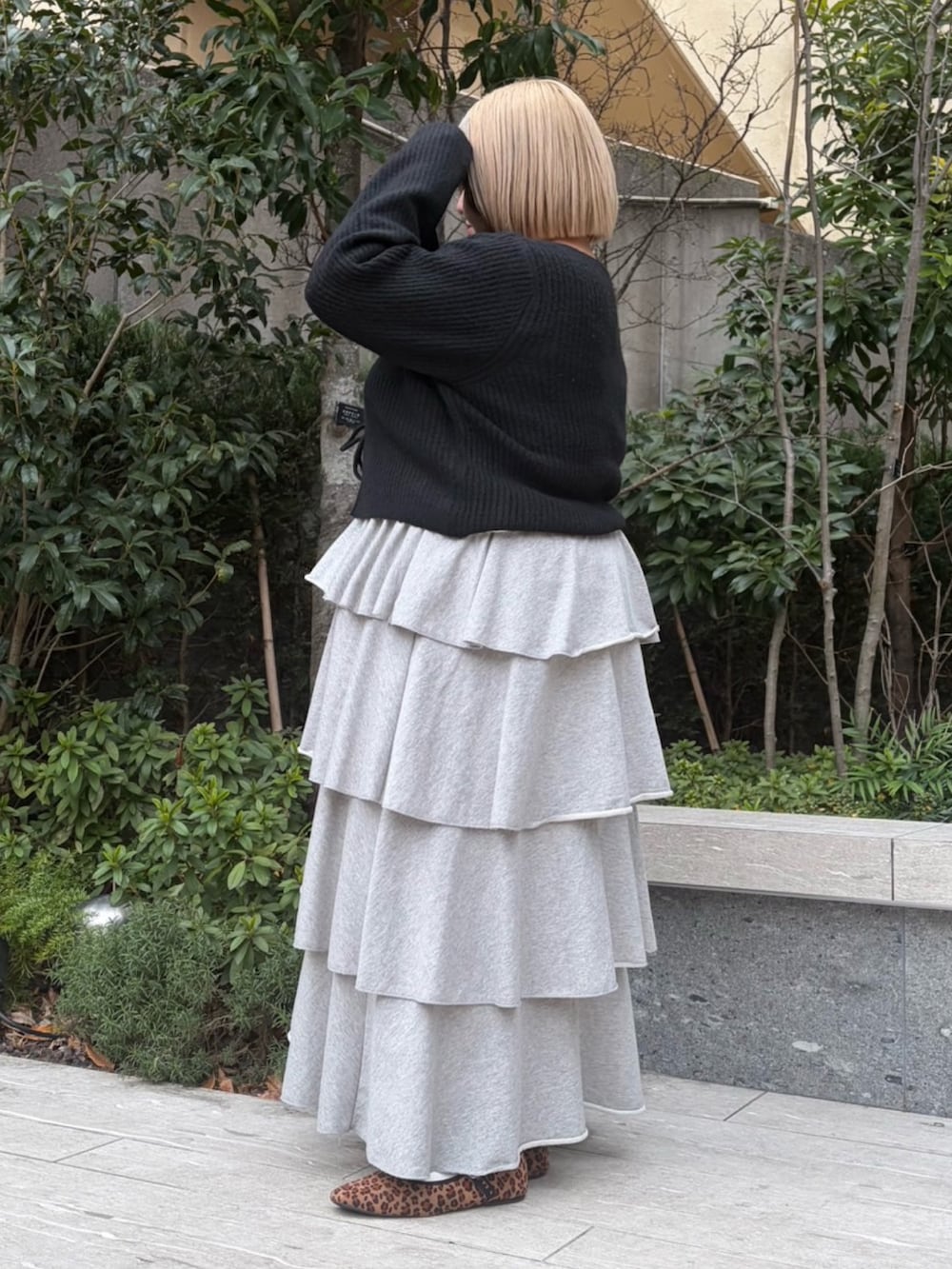 グレー系のスカート、ブラック系のカーディガン/ボレロを着用したレディースの冬コーディネートの3枚目の写真