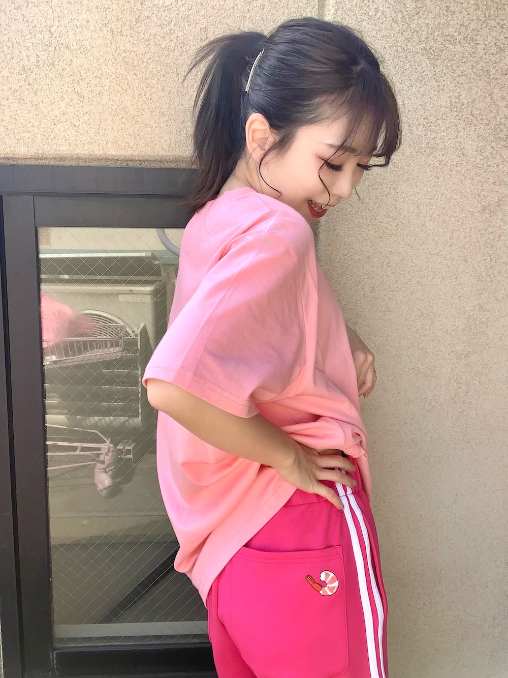 ピンク系のTシャツ/カットソー、ピンク系のその他パンツ、ピンク系のトートバッグを着用したレディースの春コーディネートの3枚目の写真