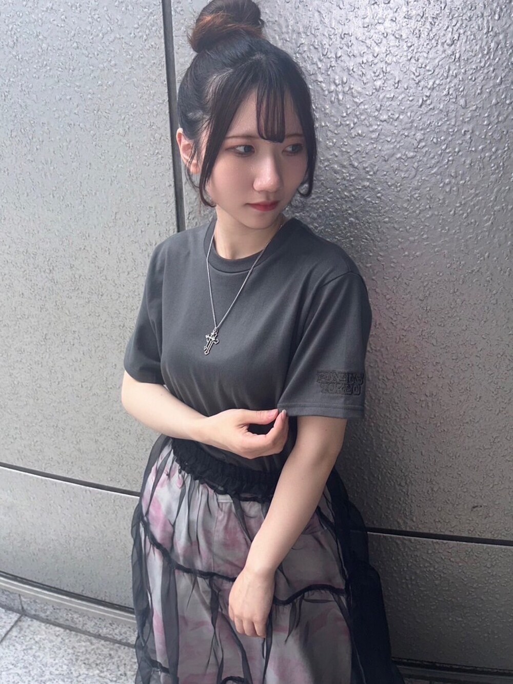 ブラック系のTシャツ/カットソー、ブラック系のスカート、ピンク系のその他パンツを着用したレディースの夏コーディネートの2枚目の写真