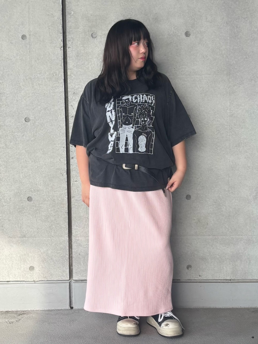 ピンク系のスカート、ブラック系のTシャツ/カットソーを着用したレディースの夏コーディネートの2枚目の写真