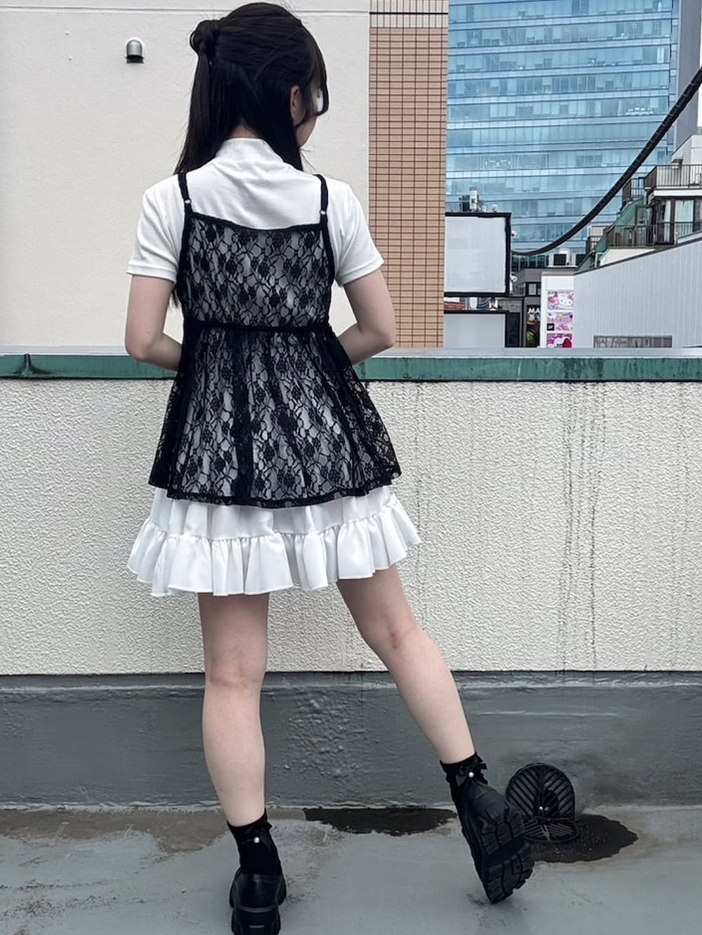 ホワイト系のスカート、ブラック系のワンピース、ホワイト系のTシャツ/カットソーを着用したレディースの夏コーディネートの6枚目の写真