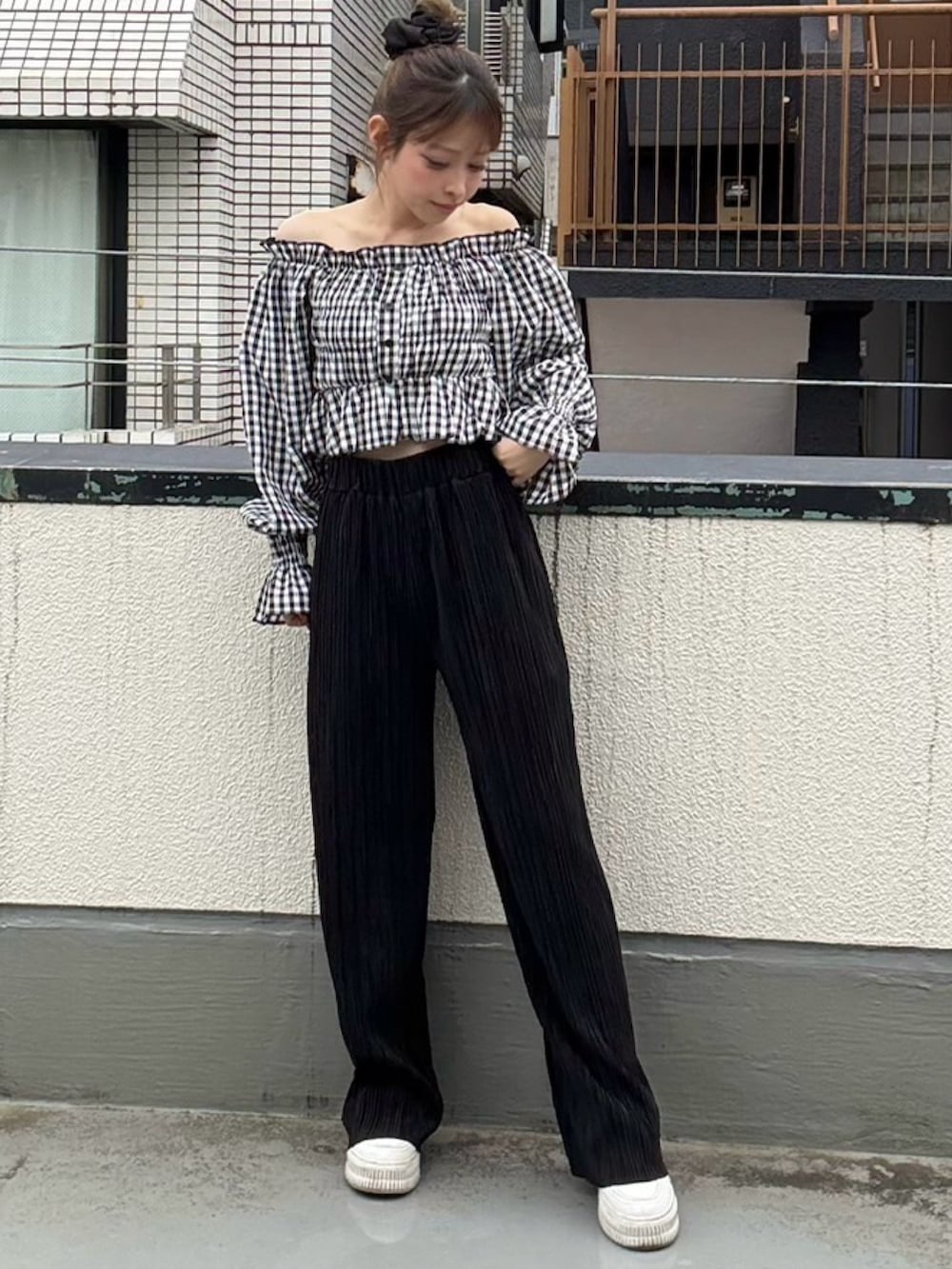 ブラック系のその他パンツ、ブラック系のシャツ/ブラウスを着用したレディースの春コーディネートの2枚目の写真
