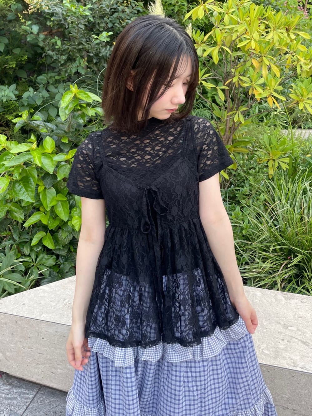 ブルー系のスカート、ブラック系のTシャツ/カットソー、ブラック系のチュニックを着用したレディースの夏コーディネートの4枚目の写真