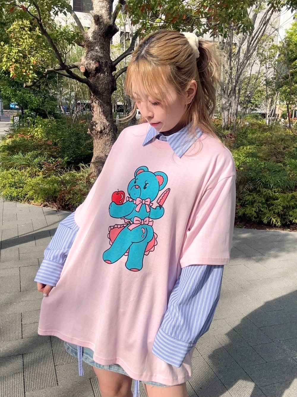 ピンク系のTシャツ/カットソー、ブルー系のシャツ/ブラウス、ブルー系のデニムスカートを着用したレディースの春コーディネートの5枚目の写真