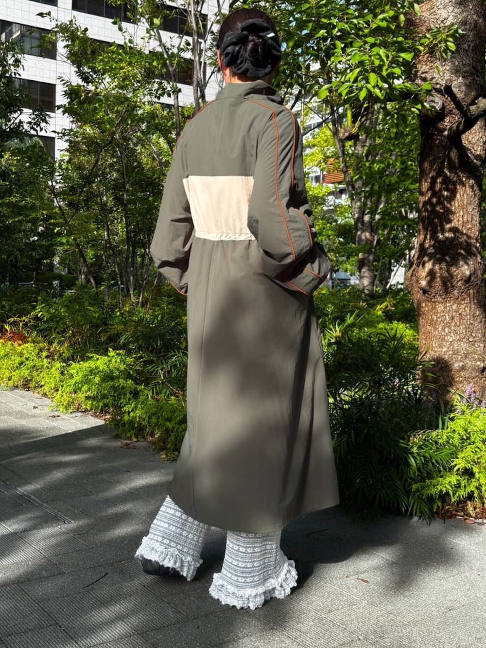 グリーン系のワンピース、イエロー系のTシャツ/カットソー、ホワイト系のその他パンツを着用したレディースの秋コーディネートの4枚目の写真