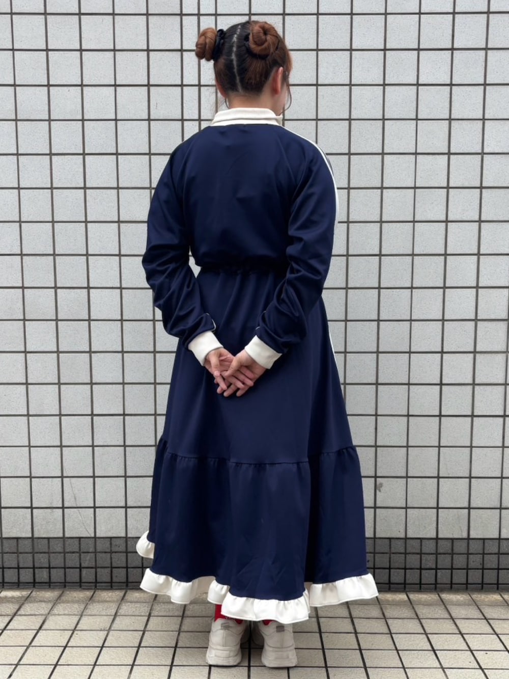 ブルー系のワンピースを着用したレディースの秋コーディネートの4枚目の写真