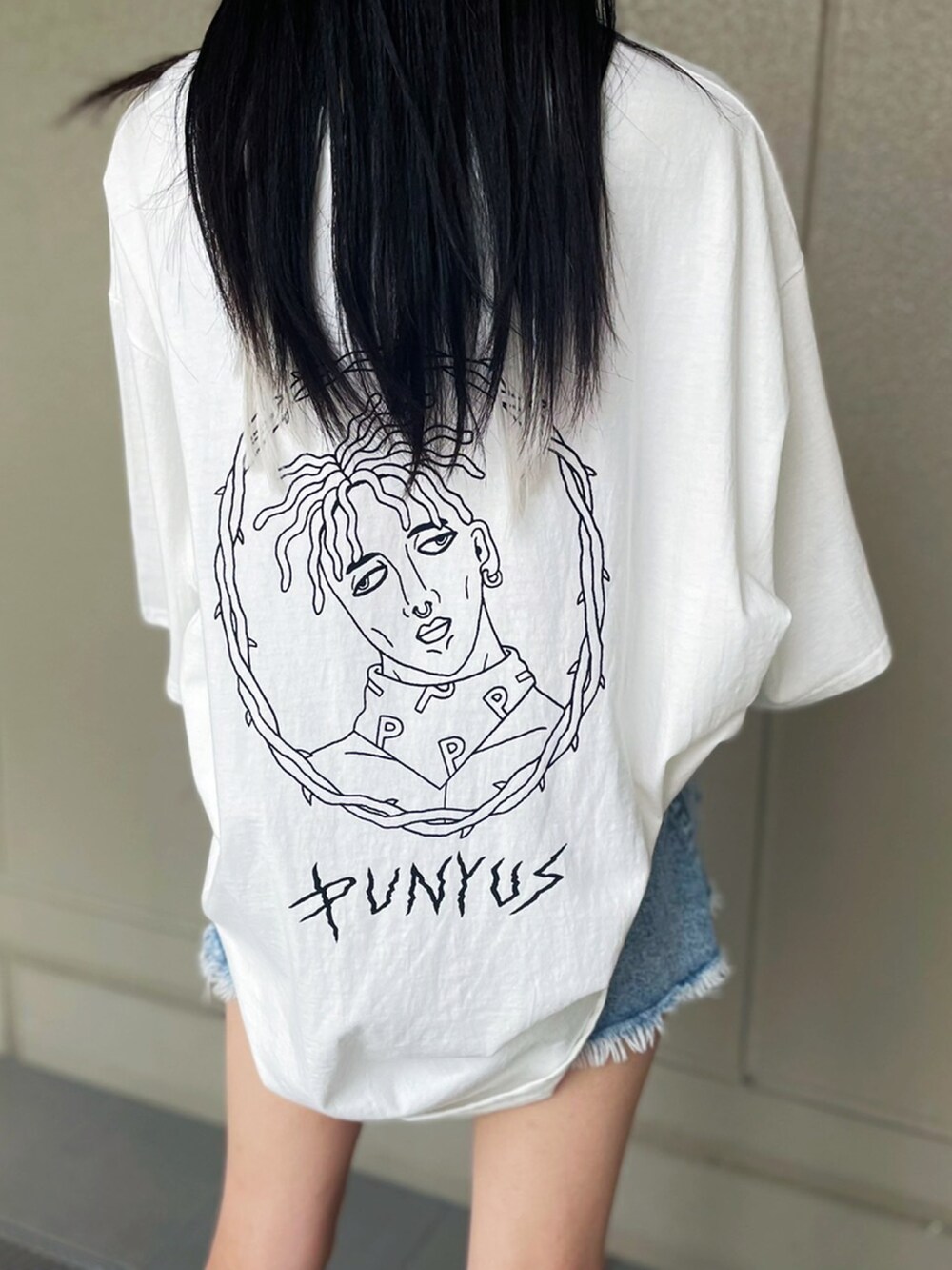 ブラック系のサンダル、ブラック系のベスト、ホワイト系のTシャツ/カットソーを着用したレディースの春コーディネートの3枚目の写真