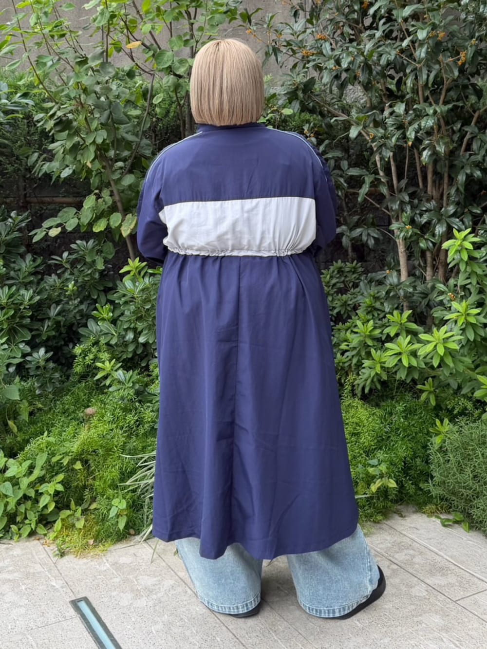 ブルー系のワンピース、ブルー系のデニムパンツを着用したレディースの秋コーディネートの4枚目の写真